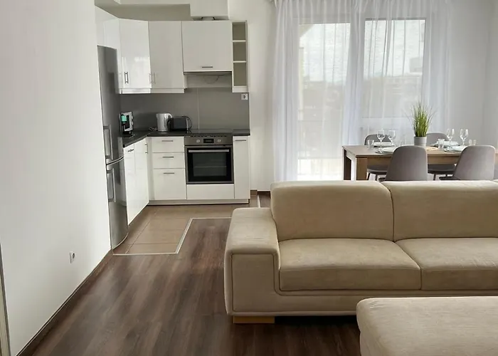 Lux Cordia With Free Parking Apartment